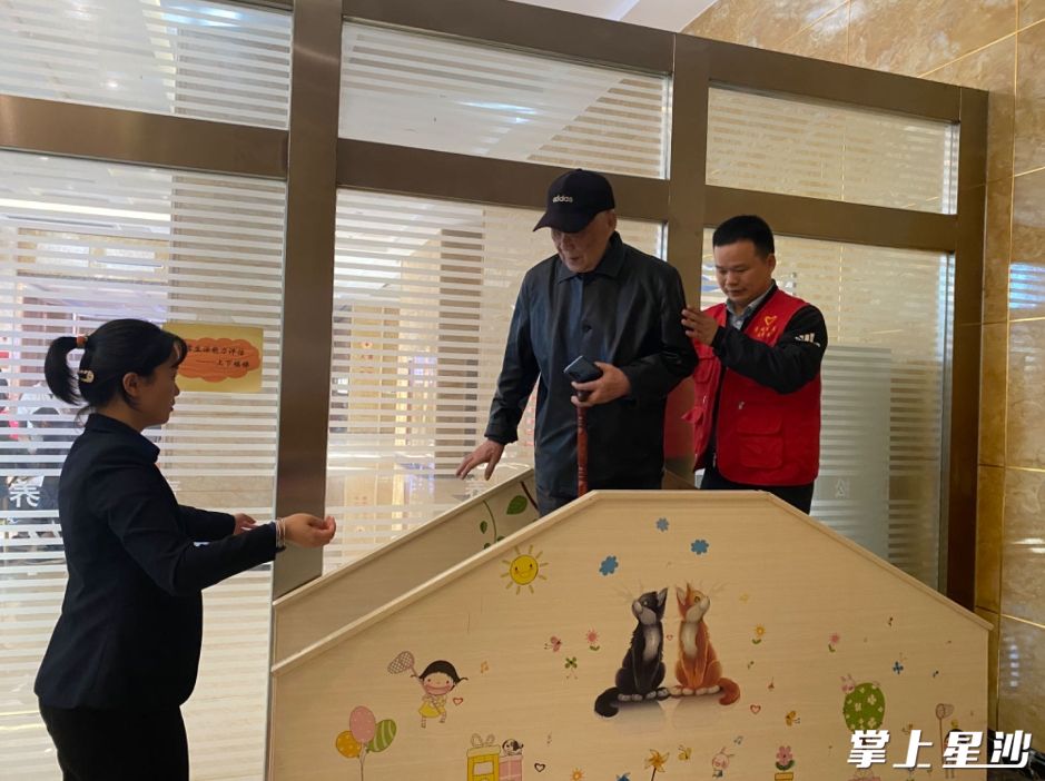 公寓内,党员志愿者在帮助老人进行能力评估。 公寓内,党员志愿者在帮助老人进行能力评估。