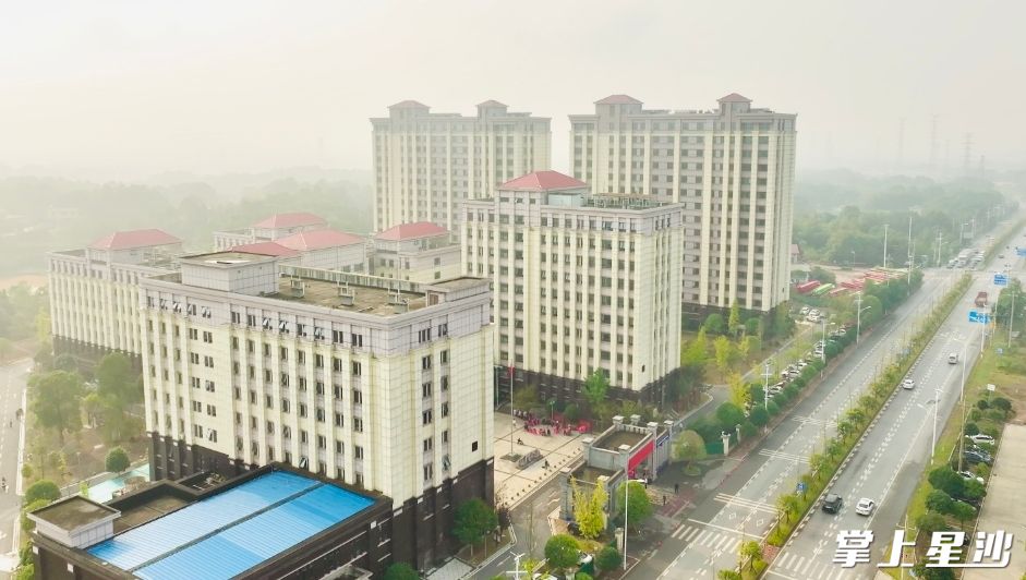 星城颐养公寓位于黄兴大道(北延线)安沙段,院内共规划2200张床位。 星城颐养公寓位于黄兴大道(北延线)安沙段,院内共规划2200张床位。